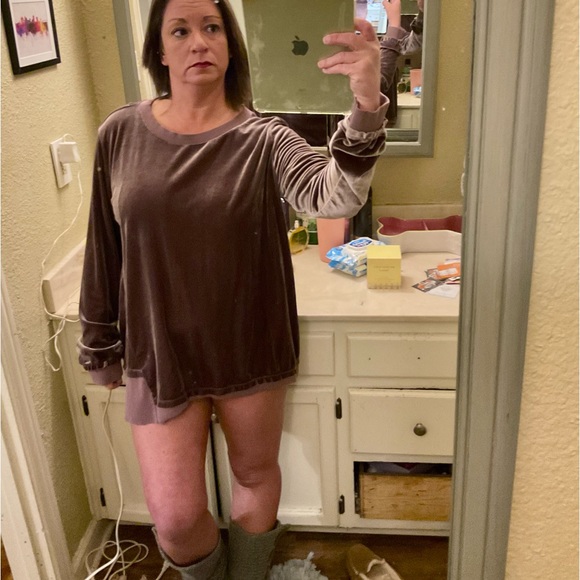 easel Tops - NEW LISTING‼️EASEL Tunic